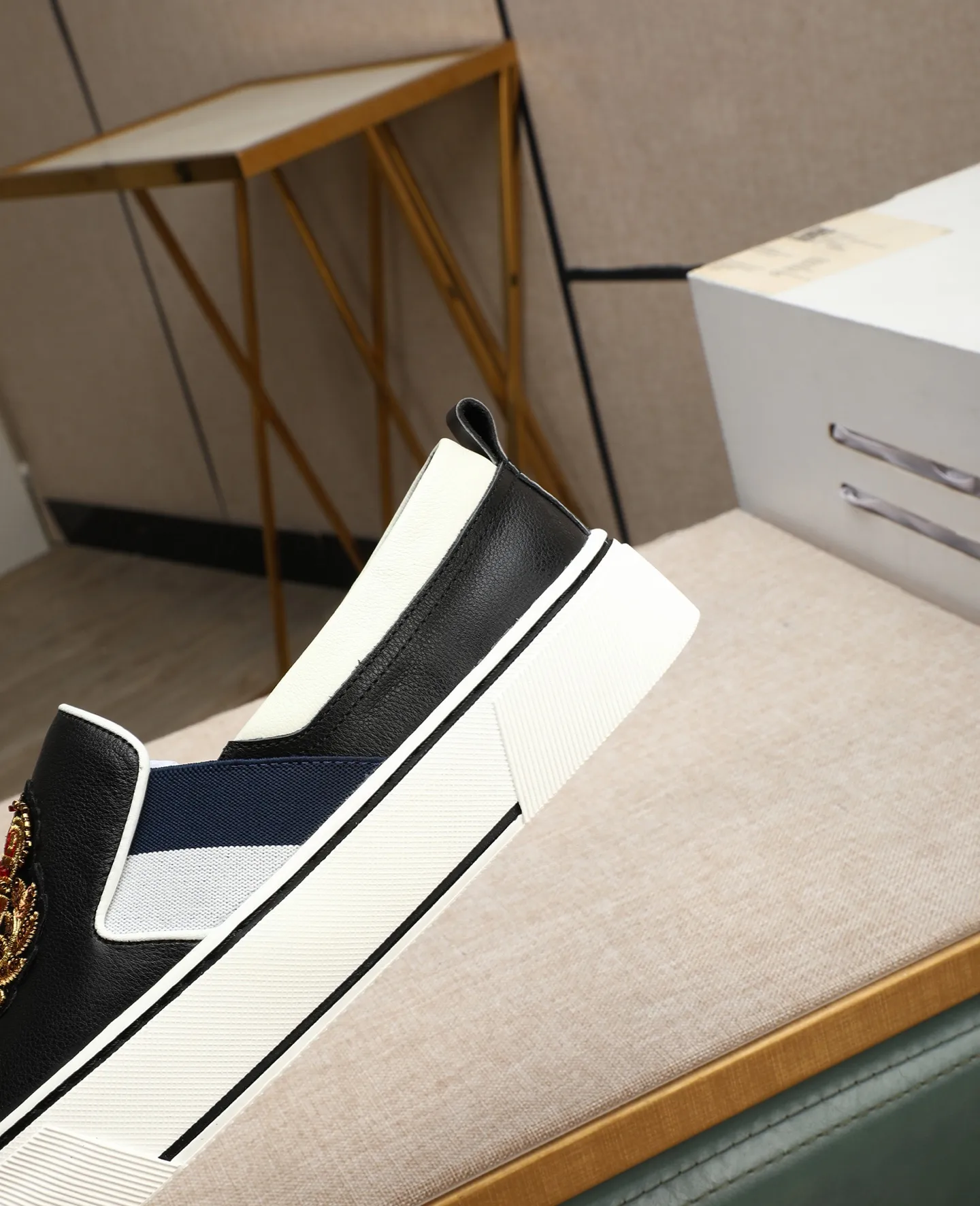 Men's shoes 💰460 GUCCI🔍🔍The latest models are on sale at the same time at the counter. Original calfskin imported from Italy, genuine leather lining, (high-end, extravagant, and classy) with exquisite workmanship. Soles: Original soles specially provided by the original factory. ⚠Exclusive double-layer movable molded soles are super comfortable⚠. Photos of the real thing🎬The real thing is even better🔍🔍"High quality·Follow the order" Code number 38-44